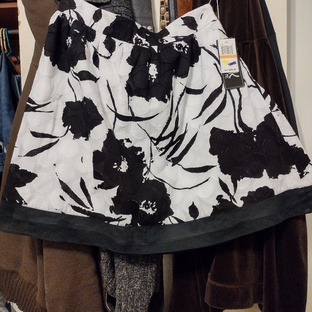 NWT Ladies Speak 2 Me Skirt